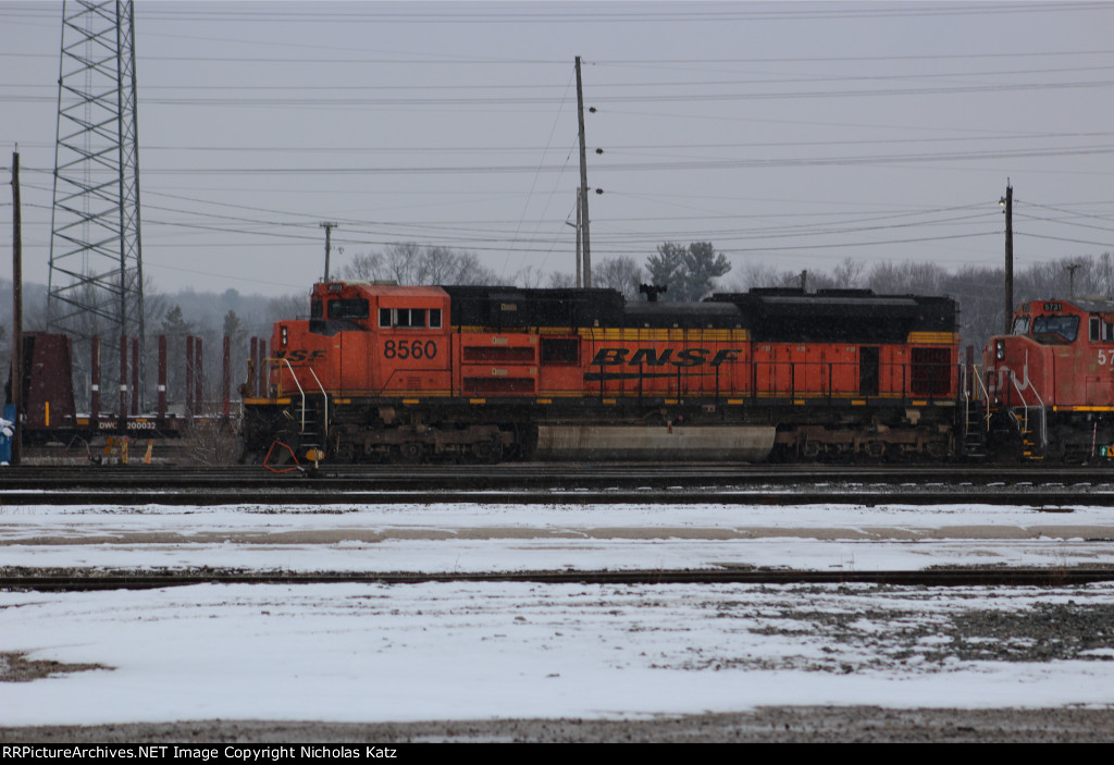 BNSF 8560